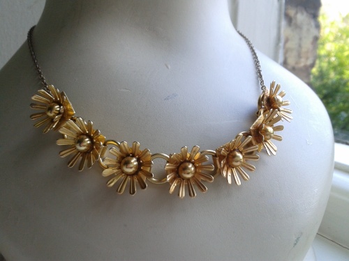 Retro daisy necklace 